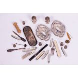 A MIXED GROUP OF SILVER AND SILVER PLATE, MOTHER OF PEARL FRUIT KNIVES AND FOLDING FORKS to