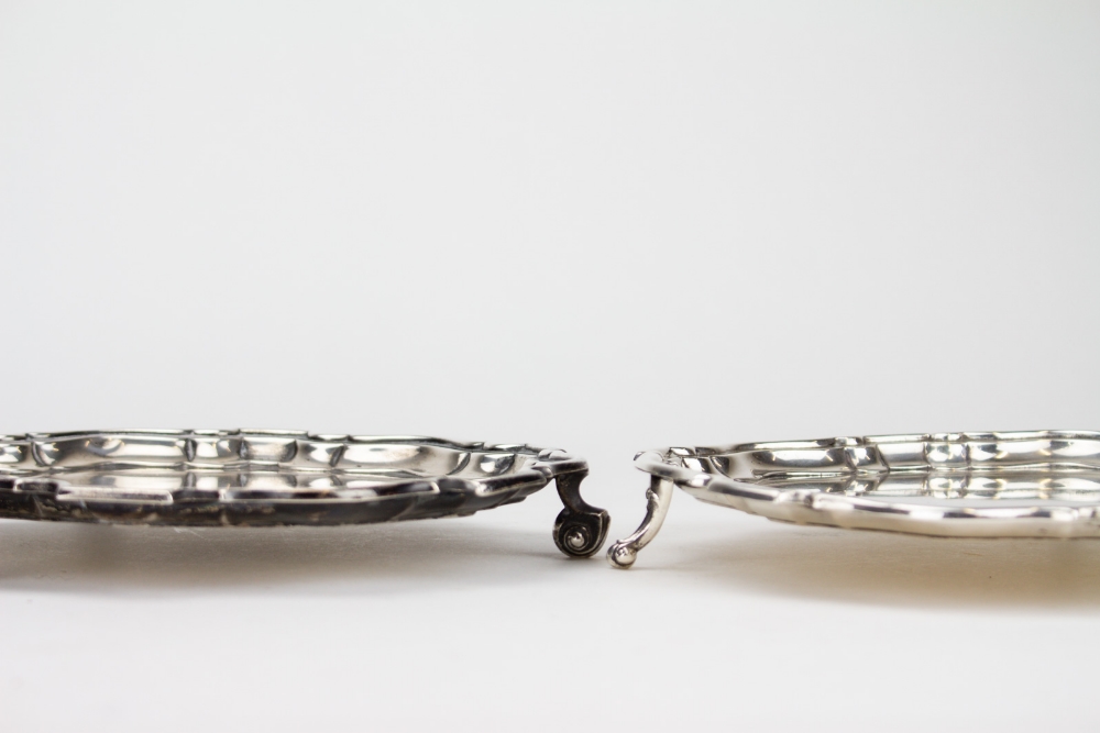 AN EARLY 20TH CENTURY SILVER CARD TRAY with a shaped edge and scroll feet, 20.5cm diameter, with - Image 3 of 5