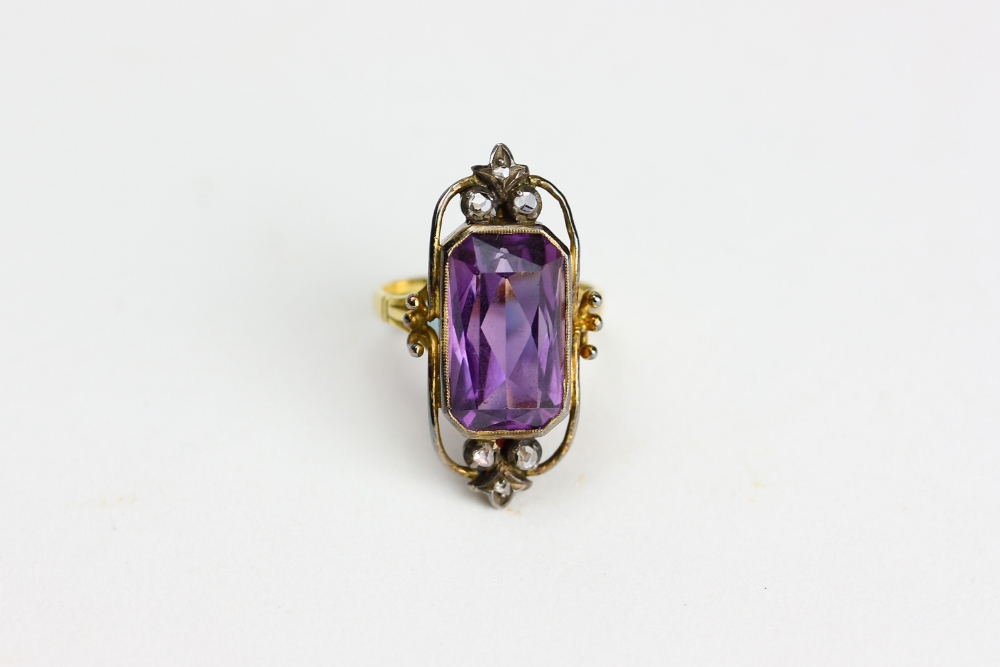 A LATE 19TH / EARLY 20TH CENTURY 9 CARAT GOLD BAGUETTE CUT AMETHYST AND WHITE STONE INSET RING - Image 2 of 2