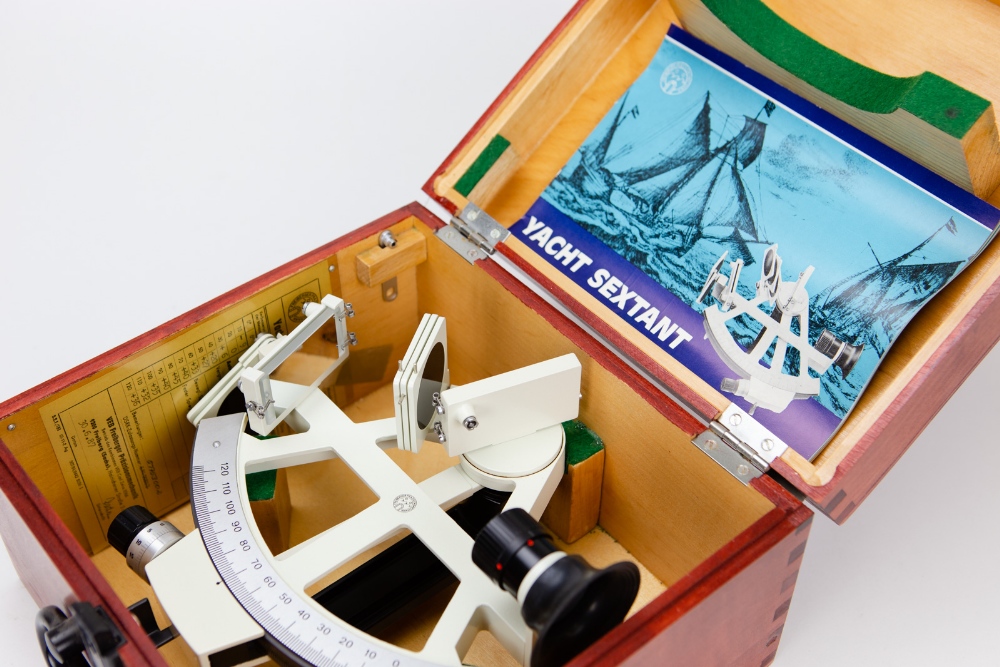 A LATE 20TH CENTURY SEXTANT manufactured in the German Democratic Republic in a fitted case, with - Image 3 of 6