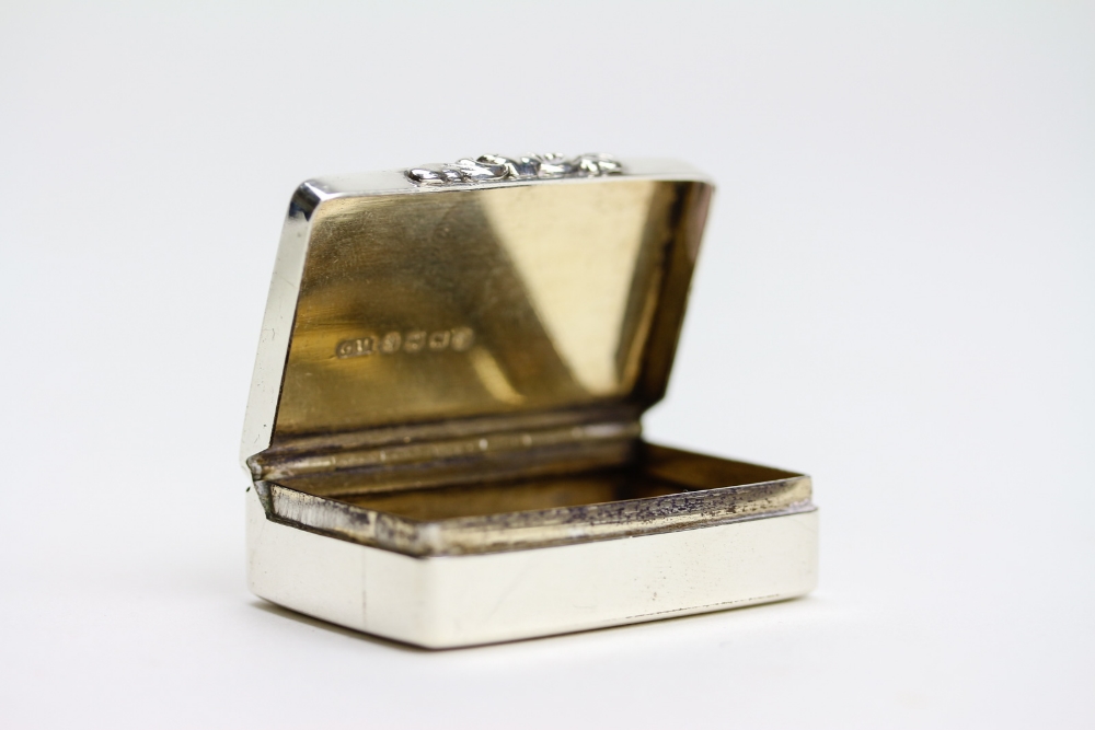 A WILLIAM IV SILVER SNUFF BOX by George Unite with marks for Birmingham 1833, 5cm wide x 3.2cm