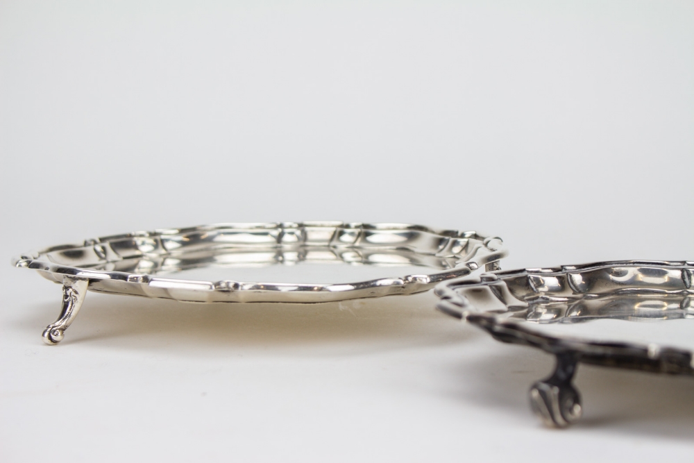 AN EARLY 20TH CENTURY SILVER CARD TRAY with a shaped edge and scroll feet, 20.5cm diameter, with - Image 2 of 5