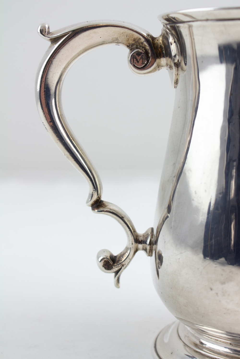 A GEORGE III SILVER BALUSTER PINT TANKARD with scrolling handle, stepped circular base, with - Image 2 of 4