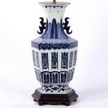 A 17TH CENTURY STYLE BLUE AND WHITE CHINESE PORCELAIN HEXAGONAL BALUSTER TABLE LAMP with wooden base