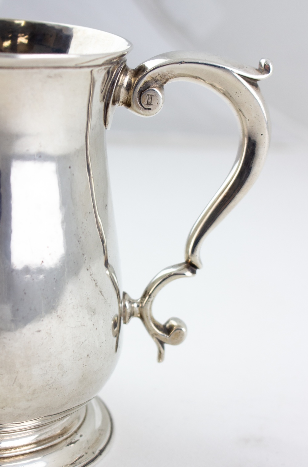 A GEORGE III SILVER BALUSTER PINT TANKARD with scrolling handle, stepped circular base, with - Image 3 of 4