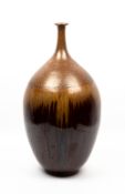A LATE 20TH / EARLY 21ST CENTURY LARGE POTTERY BOTTLE VASE with a mottled gold and deep red glaze,