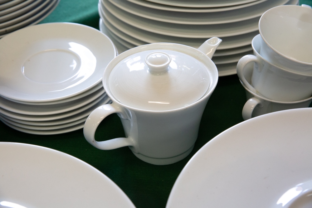 A FRENCH BERNARDAUD LIMOGES WHITE PORCELAIN PART DINNER SERVICE consisting of thirteen bowls, 25.5cm - Image 3 of 5