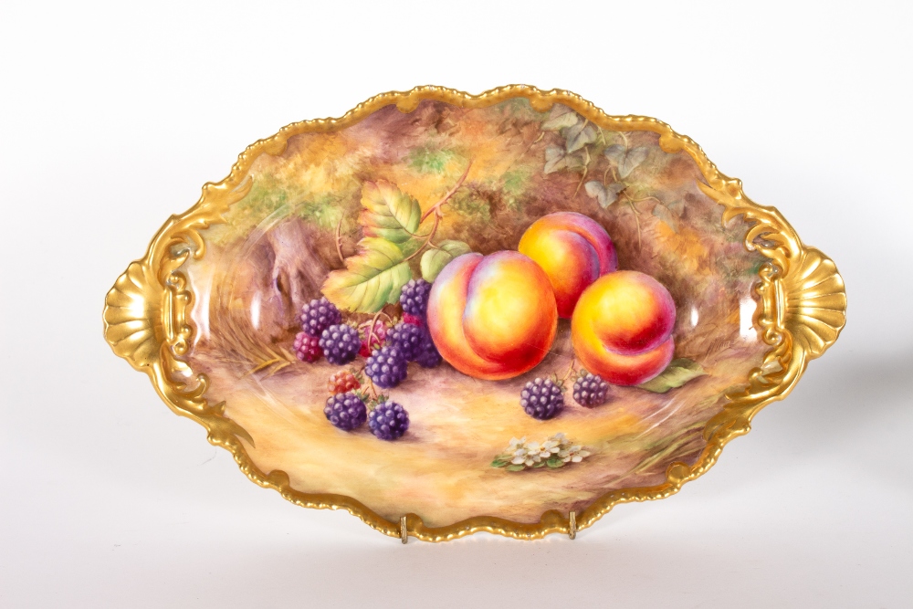 AN EARLY 20TH CENTURY ROYAL WORCESTER PORCELAIN DESSERT SERVICE with hand painted fruit decoration - Image 3 of 9