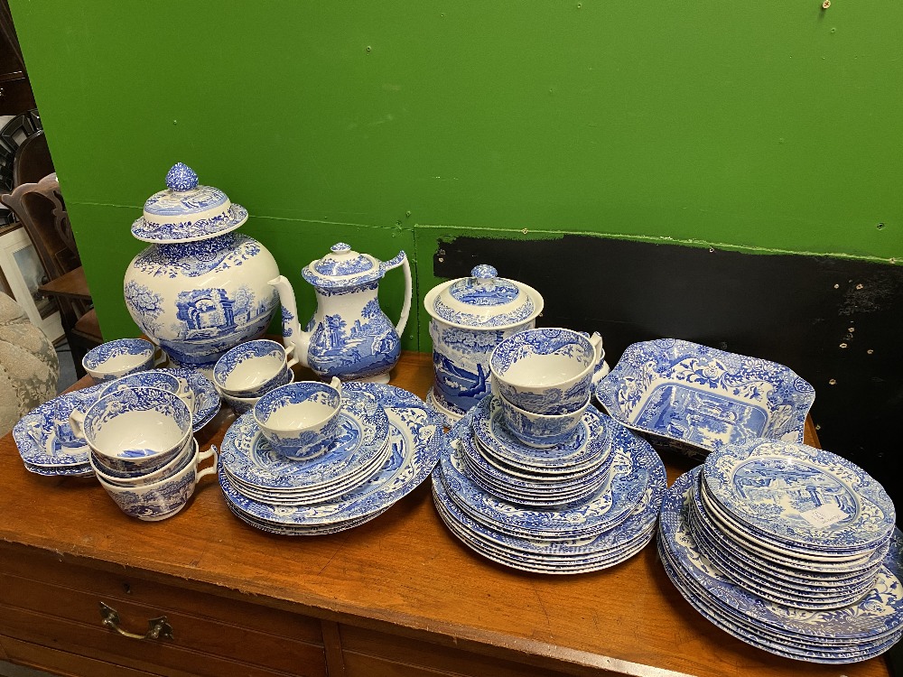 A LARGE COLLECTION OF SPODE ITALIAN PATTERN CHINA to include dinner and tea wares, a ginger jar,