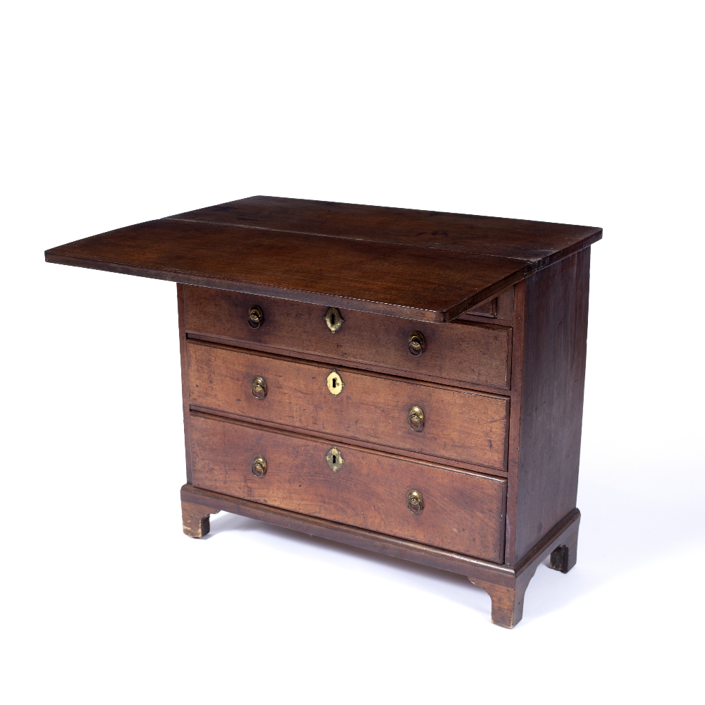 A GEORGE III MAHOGANY BACHELOR'S CHEST, with hinged fold over top above four long graduated drawers, - Image 5 of 5