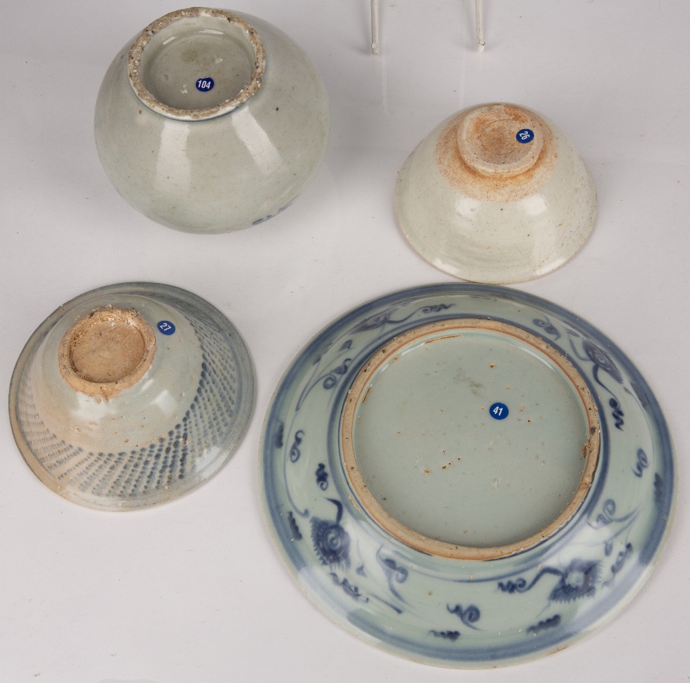 Group of early ceramics Chinese, Wanli and later comprising of a blue and white dish depicting a - Image 3 of 3