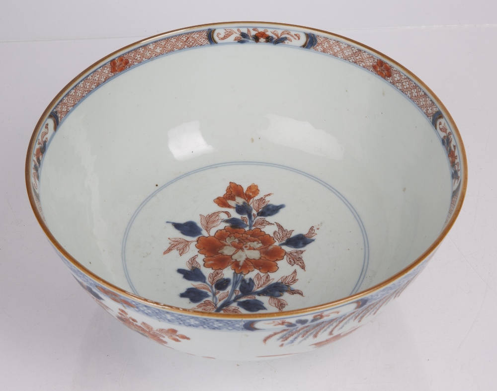 Export Imari porcelain bowl Chinese, Qianlong period painted in in iron red and blue with peonies, - Image 3 of 5