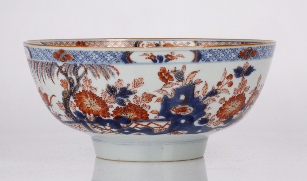 Export Imari porcelain bowl Chinese, Qianlong period painted in in iron red and blue with peonies, - Image 2 of 5