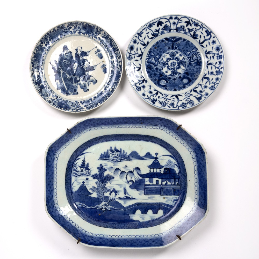 Blue and white plate Chinese, Kangxi period (1662-1722) decorated to the centre with floral