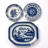 Blue and white plate Chinese, Kangxi period (1662-1722) decorated to the centre with floral