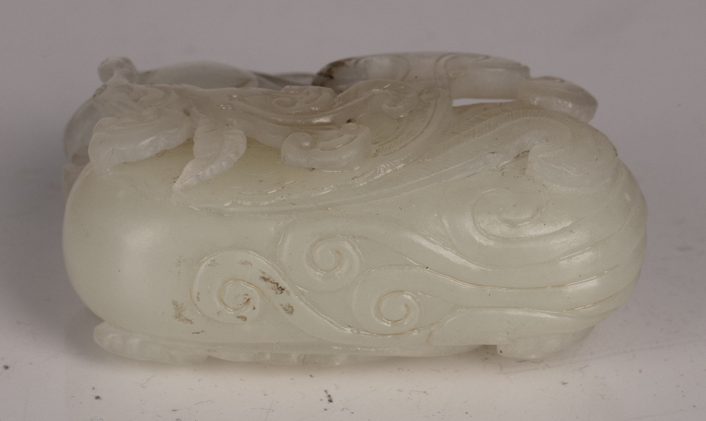 Jade carving of a phoenix Chinese carved in a recumbent position grasping a branch in the beak, - Image 3 of 3