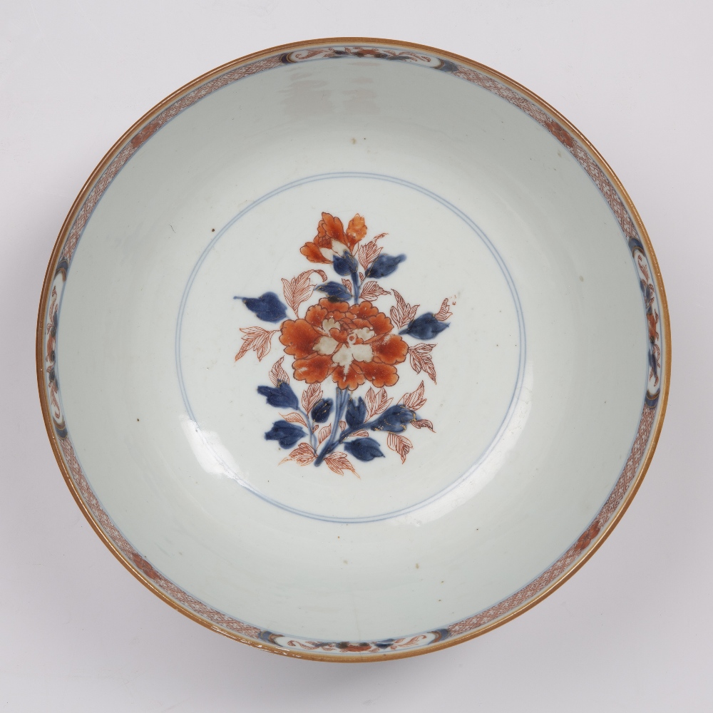 Export Imari porcelain bowl Chinese, Qianlong period painted in in iron red and blue with peonies, - Image 4 of 5