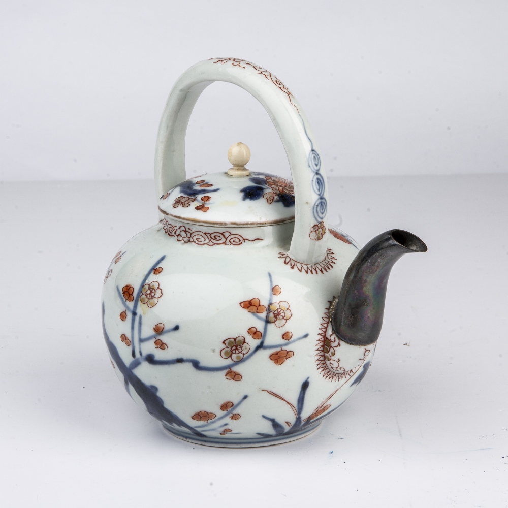Ko-imari teapot Japanese, 18th Century with a lid and looped basket handle, decorated with - Image 3 of 4
