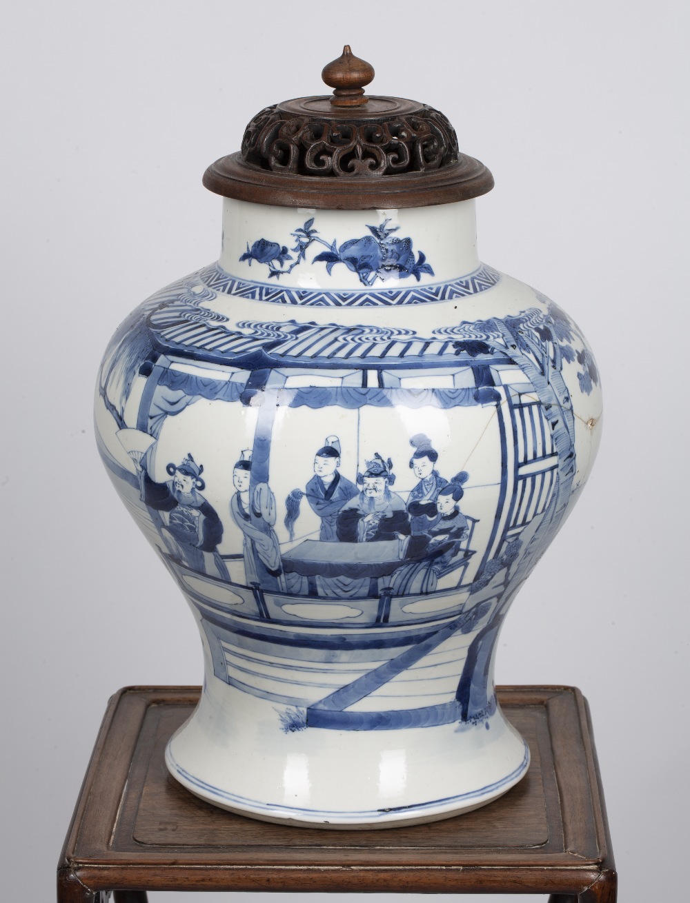 Blue and white baluster vase Chinese, Kangxi period (1662 - 1722) decorated to the centre - Image 2 of 5