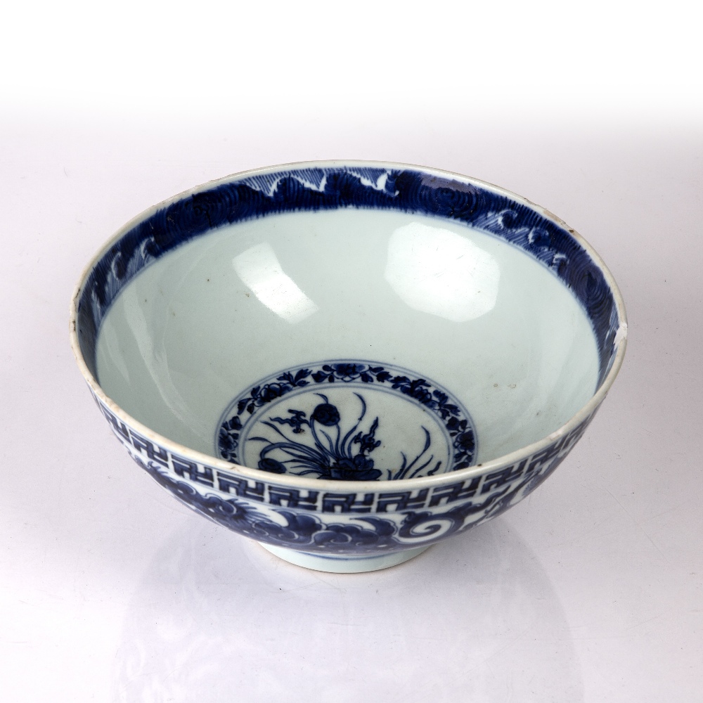 Blue and white porcelain bowl Chinese painted with a peony to the centre and with dragons and - Image 5 of 5