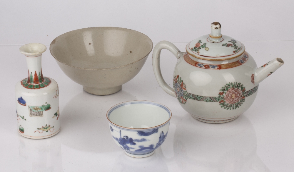 Group of porcelain Chinese, 17th/18th Century to include a famille verte 'bullet' shaped teapot, - Image 2 of 5