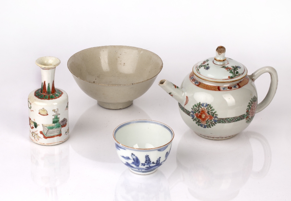 Group of porcelain Chinese, 17th/18th Century to include a famille verte 'bullet' shaped teapot,