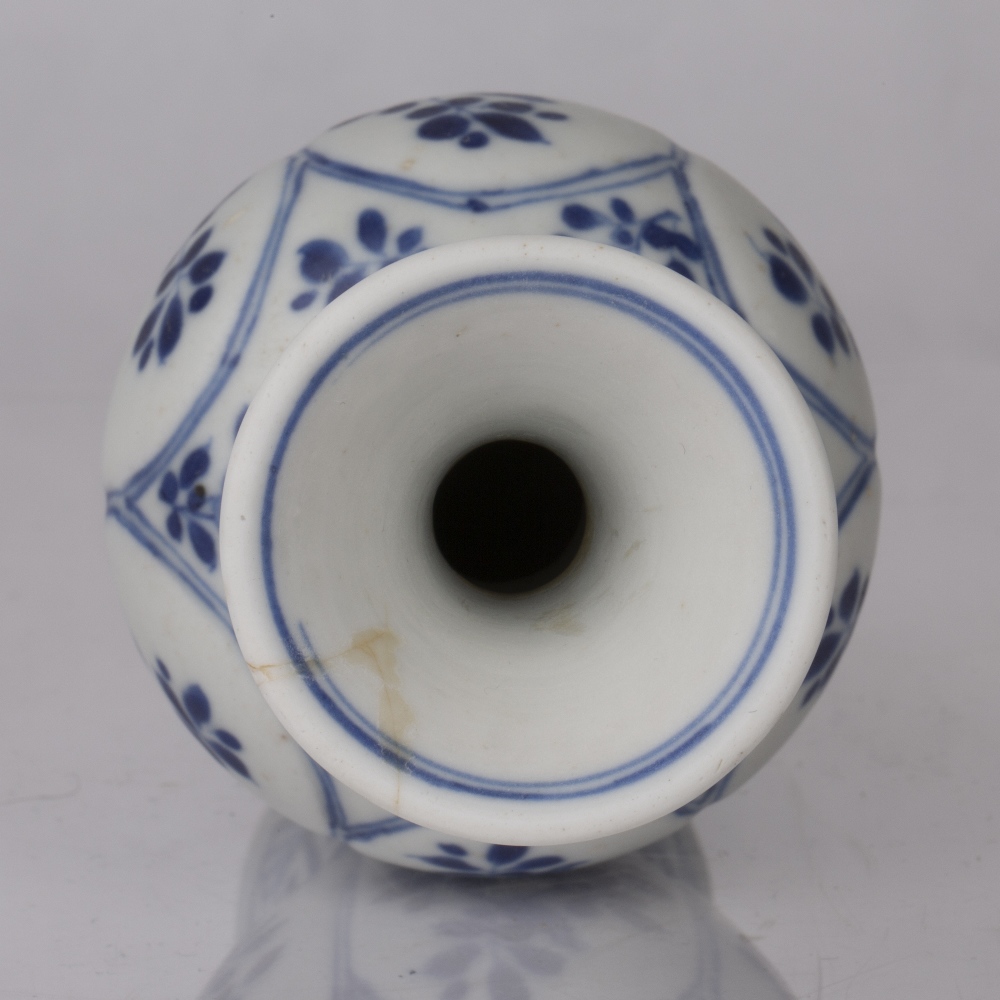 Blue and white slender vase Chinese, Kangxi period (1662-1722) decorated to the body with panels - Image 3 of 4