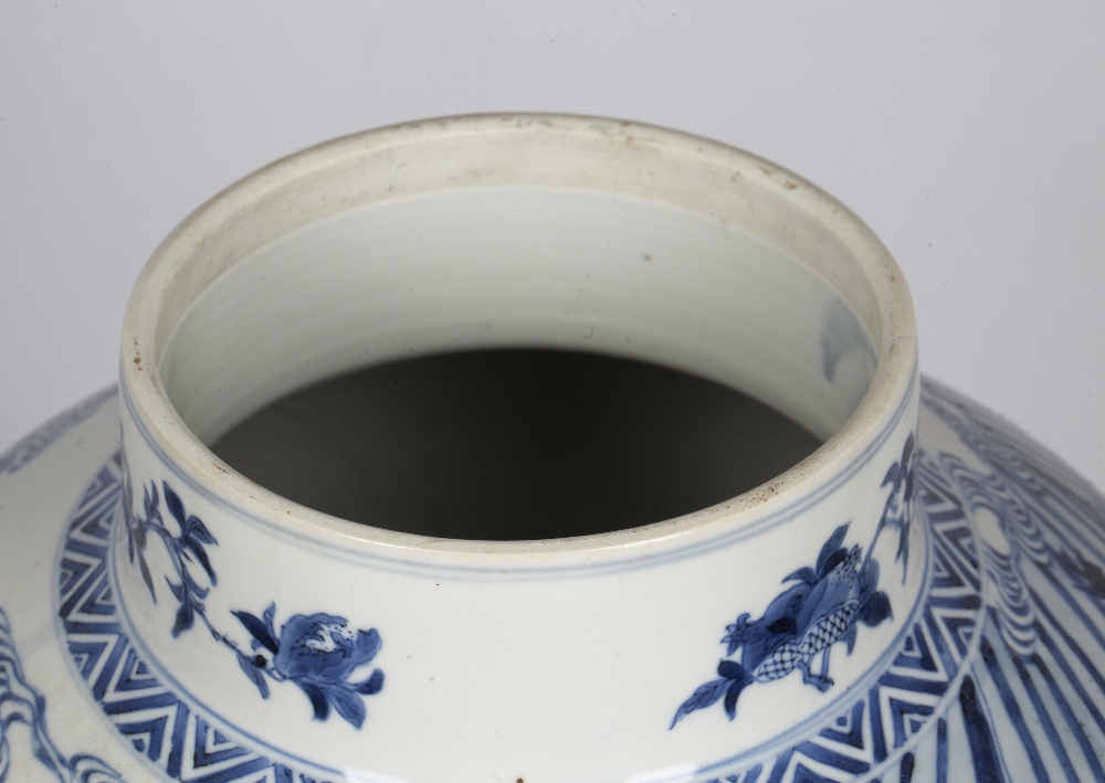 Blue and white baluster vase Chinese, Kangxi period (1662 - 1722) decorated to the centre - Image 3 of 5