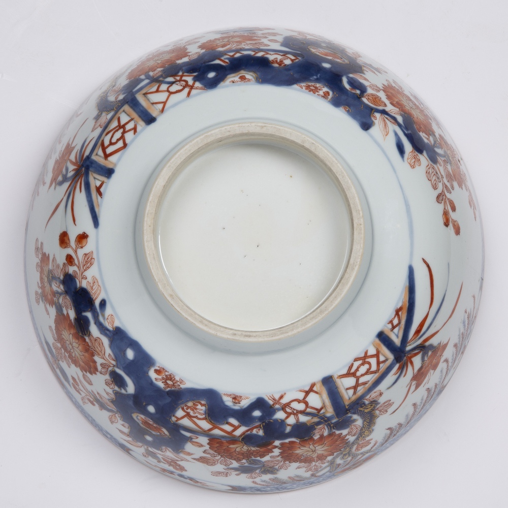 Export Imari porcelain bowl Chinese, Qianlong period painted in in iron red and blue with peonies, - Image 5 of 5