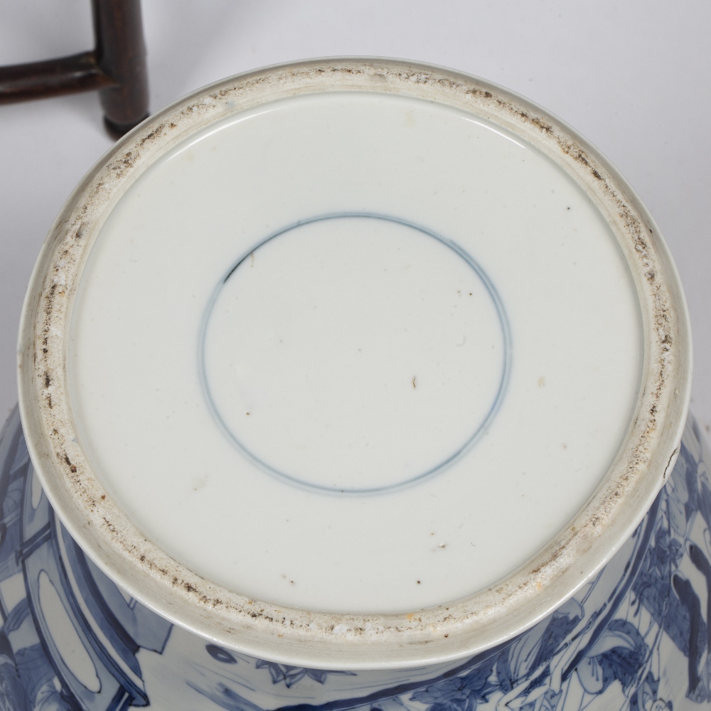 Blue and white baluster vase Chinese, Kangxi period (1662 - 1722) decorated to the centre - Image 5 of 5