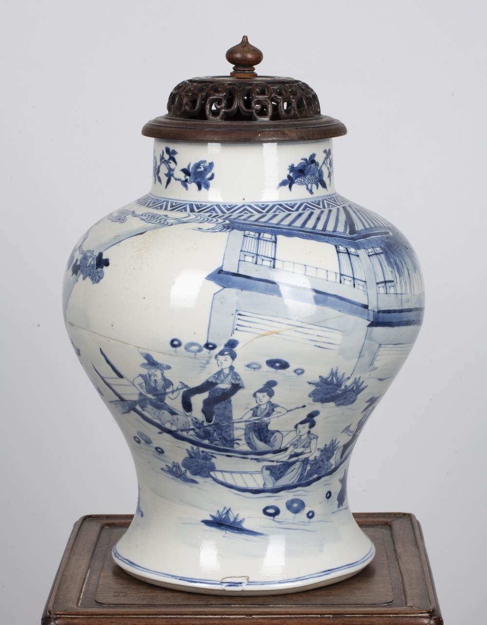 Blue and white baluster vase Chinese, Kangxi period (1662 - 1722) decorated to the centre - Image 4 of 5