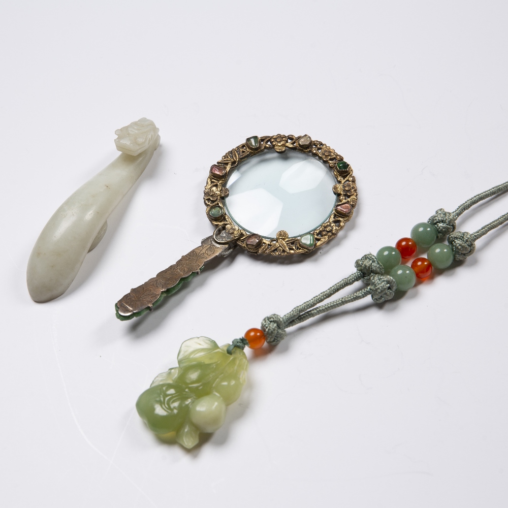 Jade belt buckle Chinese of dragon form,10cm, a green hardstone and jade pendant necklace and a jade - Image 2 of 2