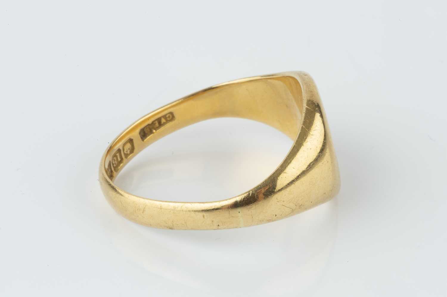 An 18ct gold signet ring, hallmarked for Birmingham 1925, monogrammed, ring size approximately - Image 2 of 3