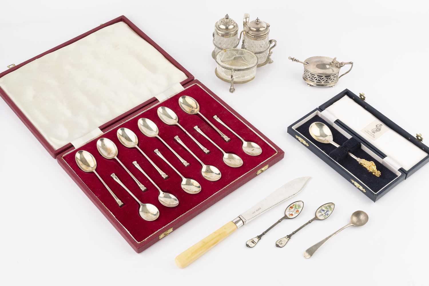 A set of twelve silver coffee spoons, Sheffield 1979, cased, a silver and silver gilt Griffin of