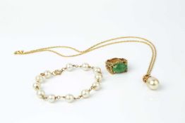 A small collection of jewellery, comprising a green hardstone set dress ring, of bamboo design,
