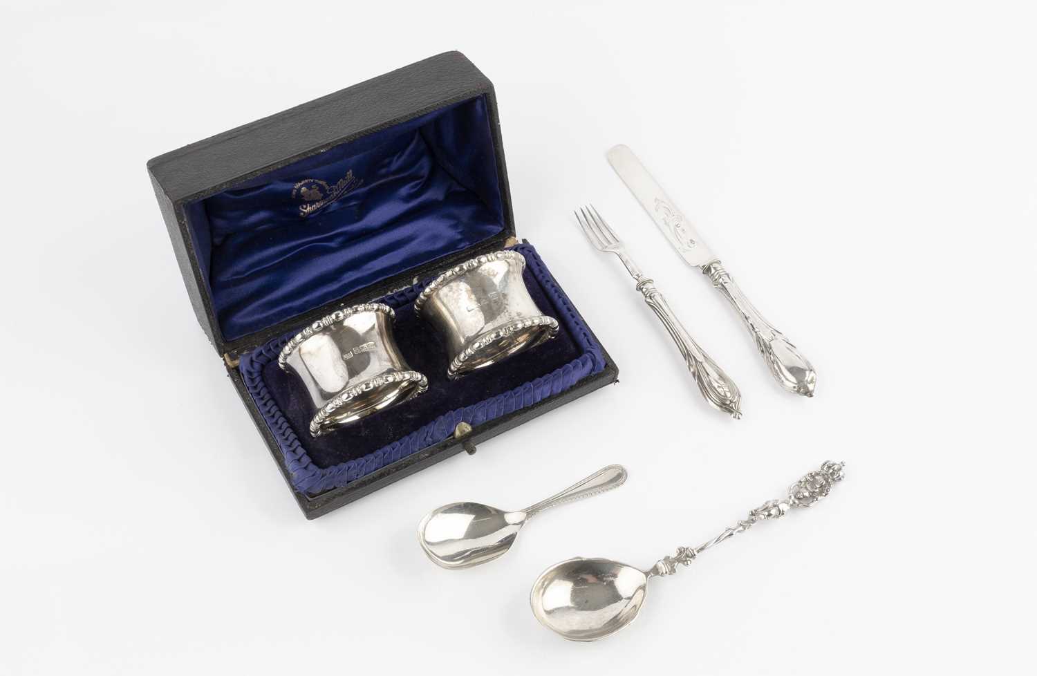 A pair of Edwardian silver napkin rings, by Atkin Bros, Sheffield 1904, in fitted case, a silver