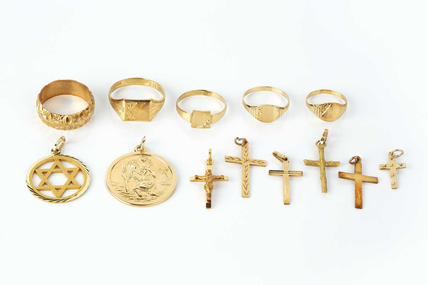 A collection of jewellery, comprising a 9ct gold St Christopher pendant, a 9ct gold Star of David