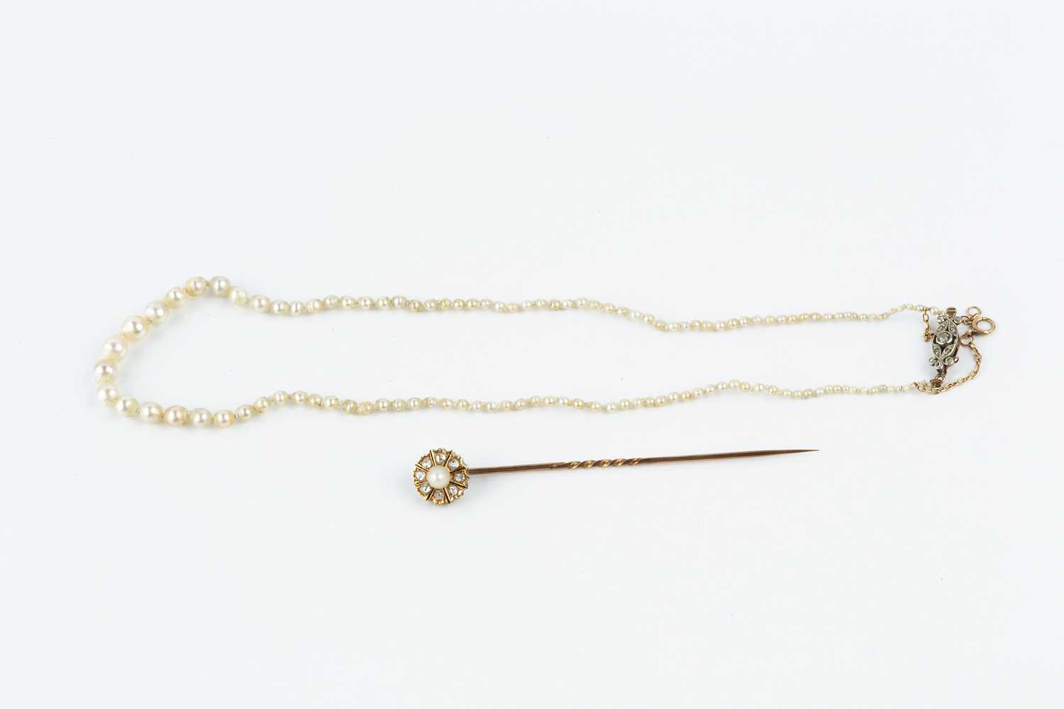 A collection of jewellery, comprising a single strand graduated pearl necklace, with diamond set - Image 2 of 6