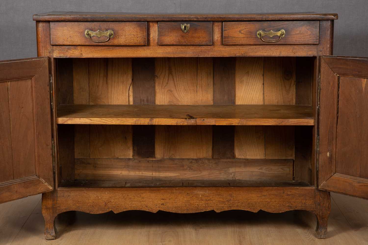 An early 19th century French oak and walnut side cabinet with three drawers above two doors, with - Image 2 of 6