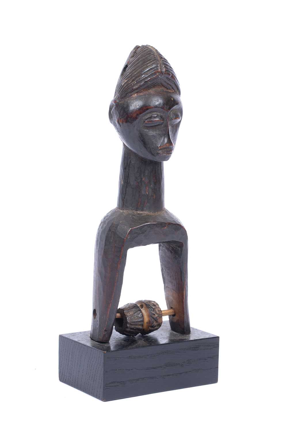 A West African head pulley with stand, carved wood figure torso with crescent coiffure, 21.5cm - Image 2 of 4