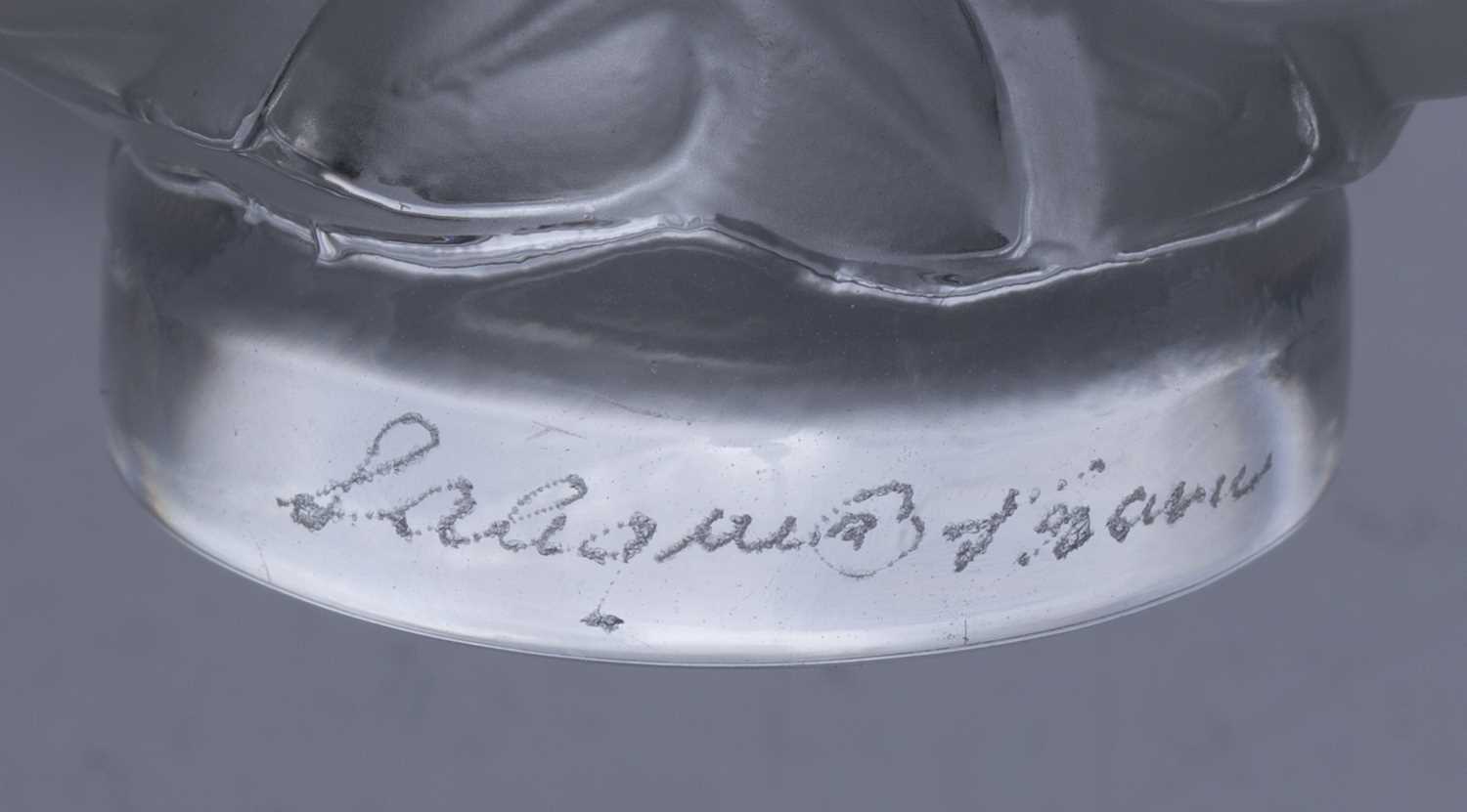 René Lalique (1860-1945) 'Pax dove in wreath' glass paperweight, signed 'Lalique France' to the - Image 3 of 3