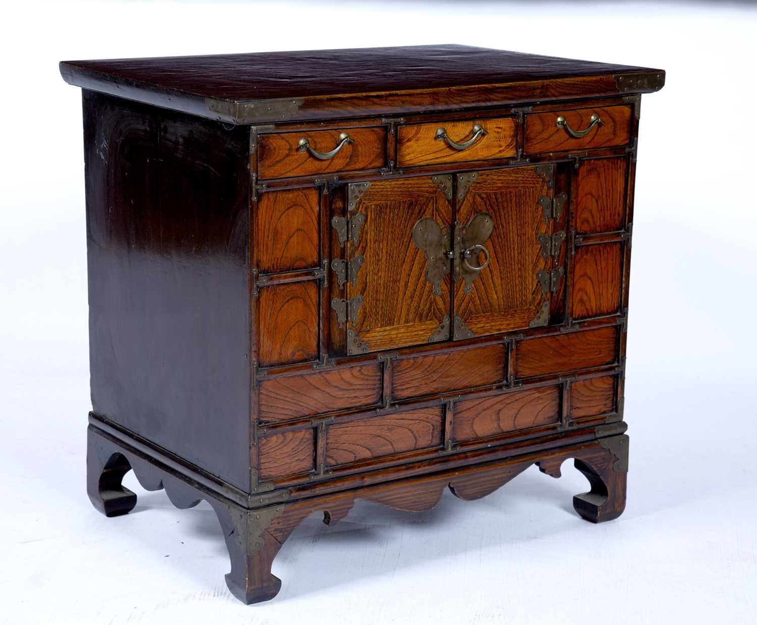 Small Korean elm chest with drawers and cupboards, and with metal mounts, 57cm wide x 40cm deep x - Image 5 of 6