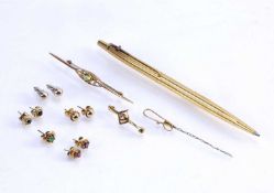 Collection of gold and gilt metal jewellery to include: 15ct gold and diamond brooch, peridot bar