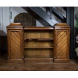 Oak aesthetic breakfront bookcase late 19th Century, with central open shelves flanked by cupboards,