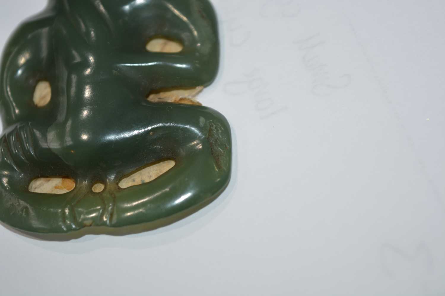 Maori hei-tiki pendant New Zealand, made of green nephrite, depicted with the head tilted to the - Image 16 of 16