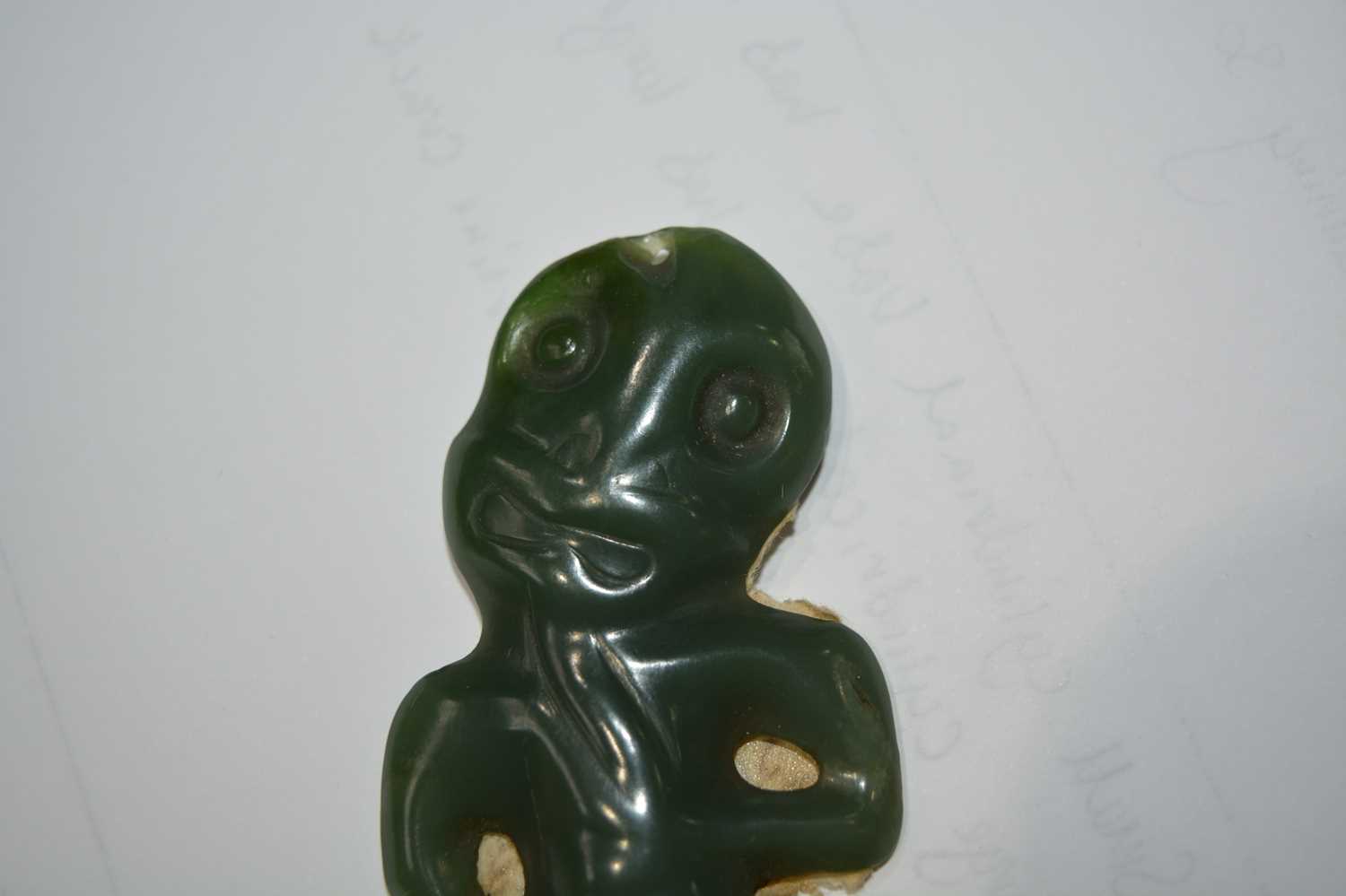 Maori hei-tiki pendant New Zealand, made of green nephrite, depicted with the head tilted to the - Image 13 of 16