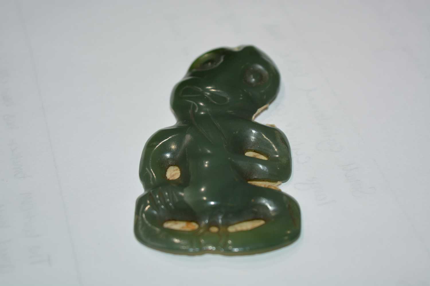 Maori hei-tiki pendant New Zealand, made of green nephrite, depicted with the head tilted to the - Image 5 of 16