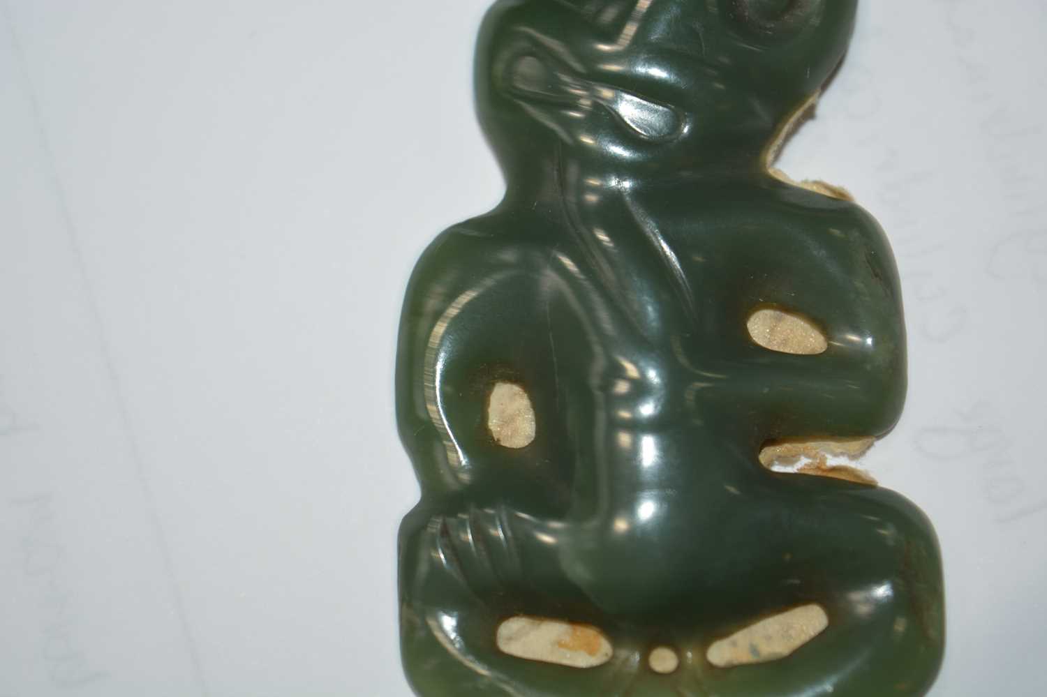 Maori hei-tiki pendant New Zealand, made of green nephrite, depicted with the head tilted to the - Image 15 of 16