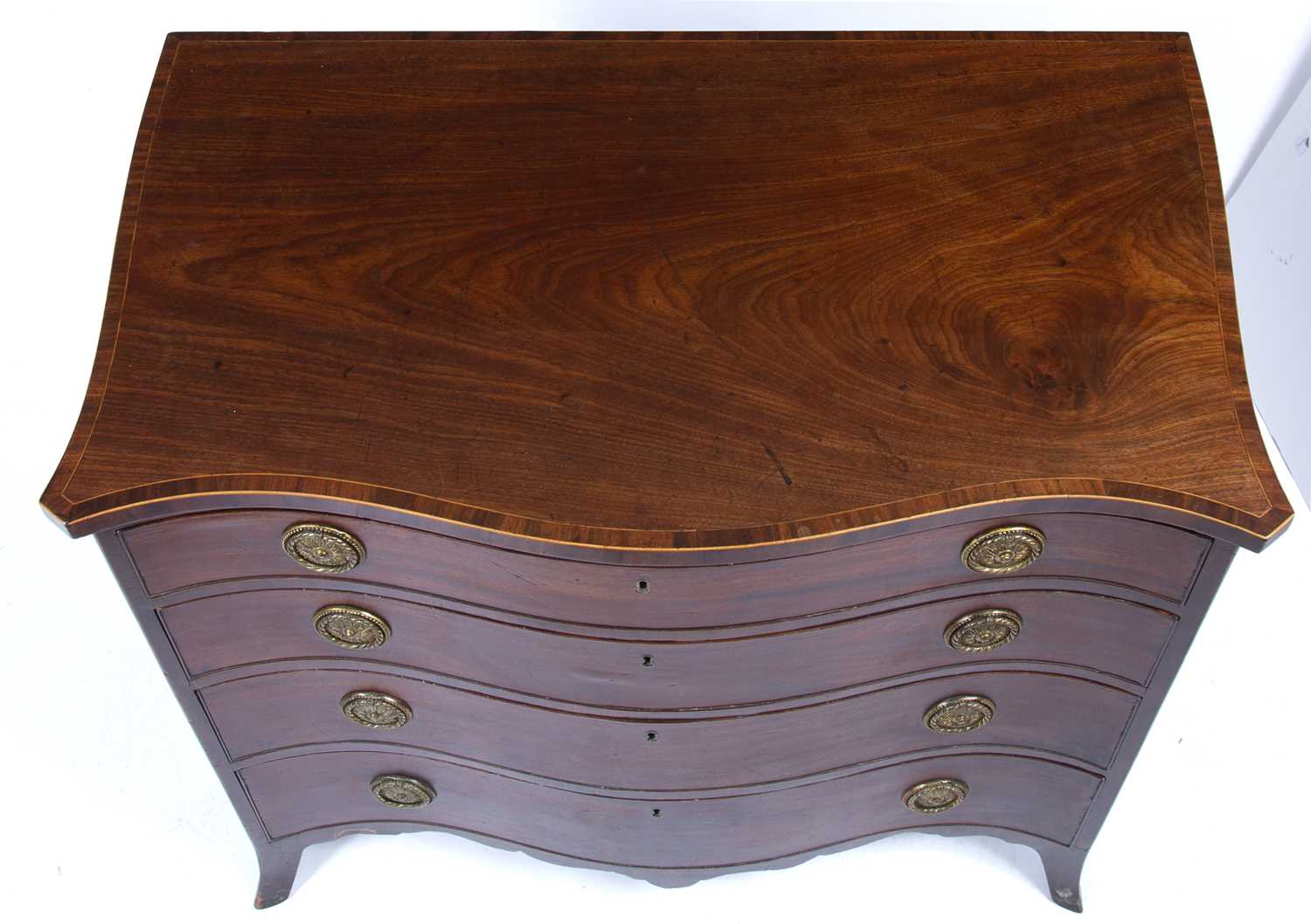 A George III serpentine fronted mahogany chest, the top with a narrow crossband above four graduated - Image 4 of 5