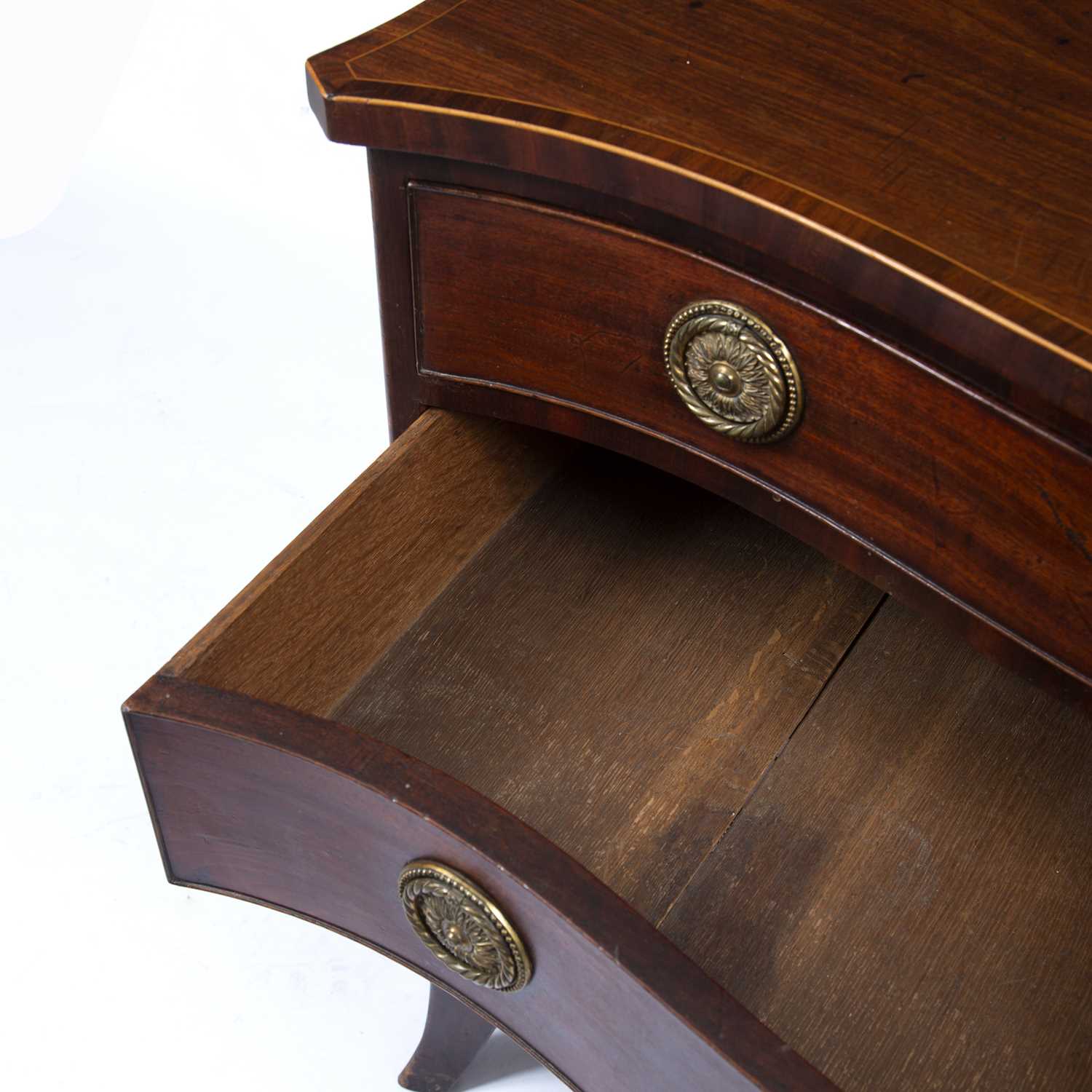 A George III serpentine fronted mahogany chest, the top with a narrow crossband above four graduated - Image 3 of 5